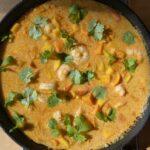 słoneczne curry z krewetkami, dynią, batatami i mango